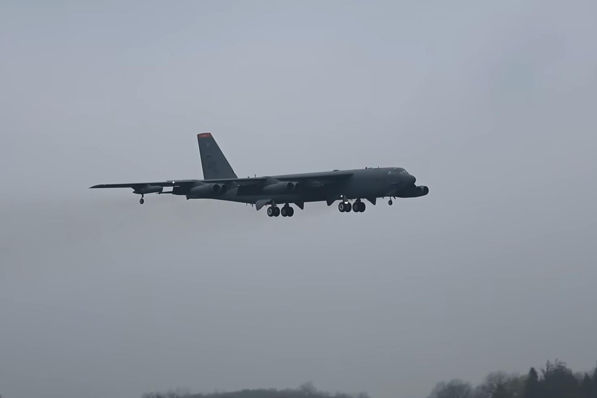 ABD\'nin B-52 filosu İran görüşmeleri sürerken İngiltere\'den ayrıldı