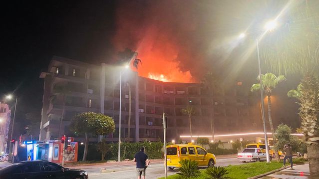 Alanya’da Otelde Çatı Yangını