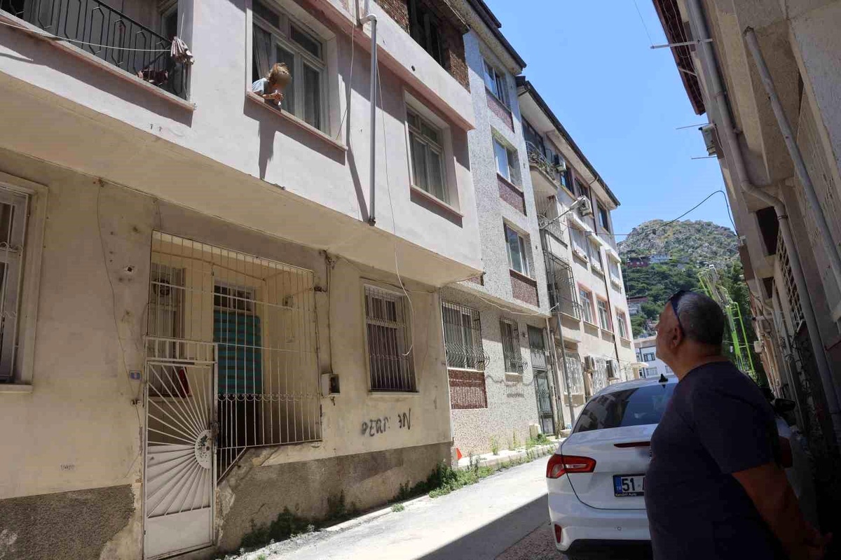 Hatay\'da Yaşlı Kadın Yardım Çığlığı Atıyor