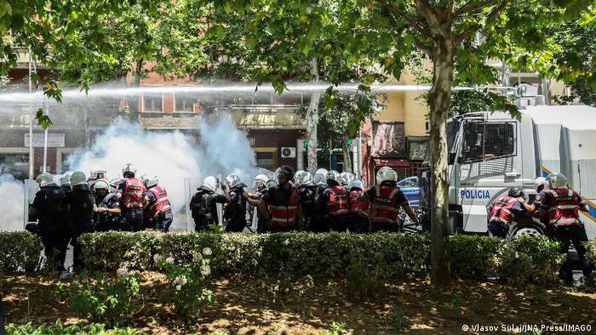 Arnavutluk\'ta Flamingo Devrimi Protestoları