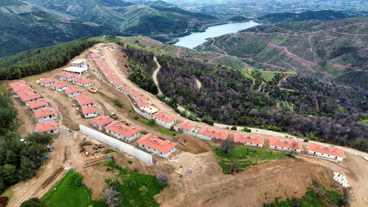 Ödemiş\'te yangın mağdurlarına TOKİ\'den 138 yeni ev teslimi