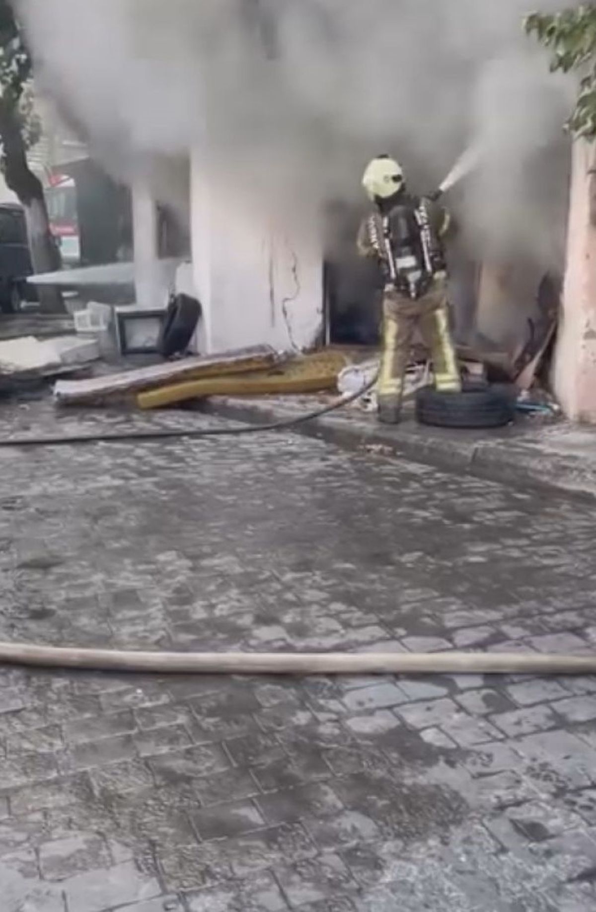 Beyoğlu\'nda Metruk Binada Yangın