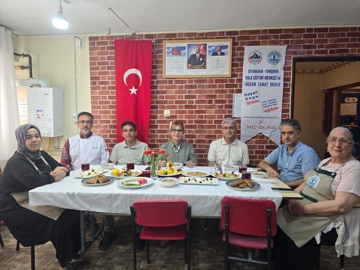 Diyarbakır\'da \'İrade Bizim Zafer Bizim\' Temalı Aşure Dağıtımı