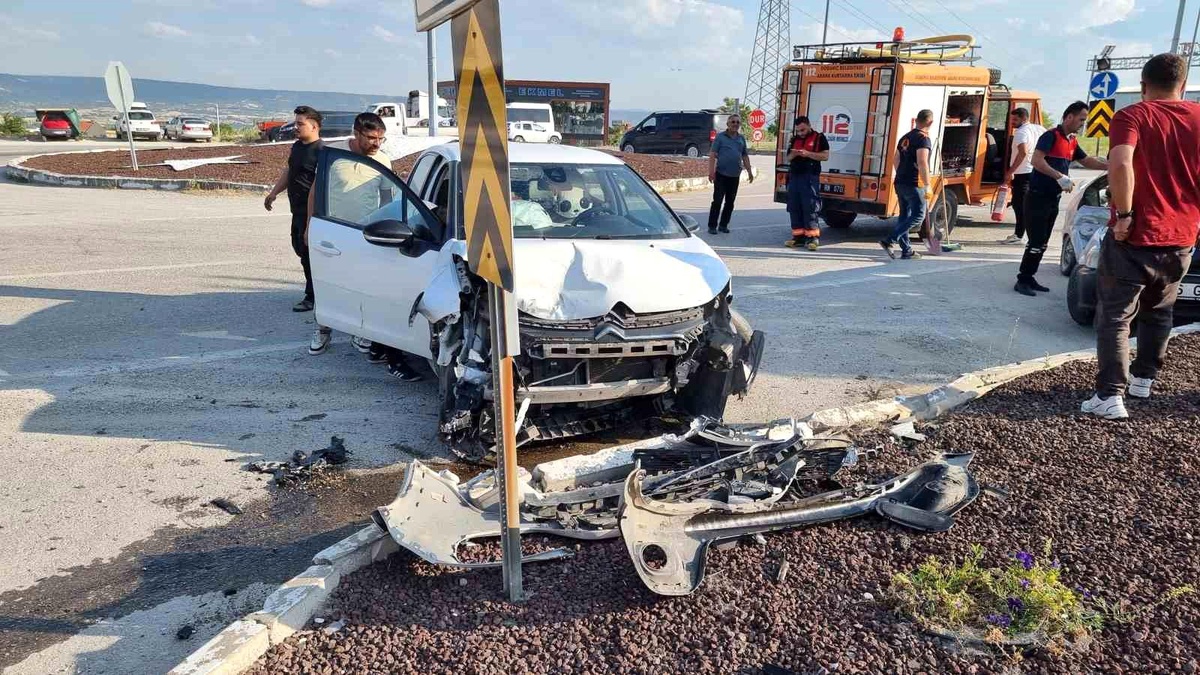 Domaniç\'te Trafik Kazası: 2 Yaralı
