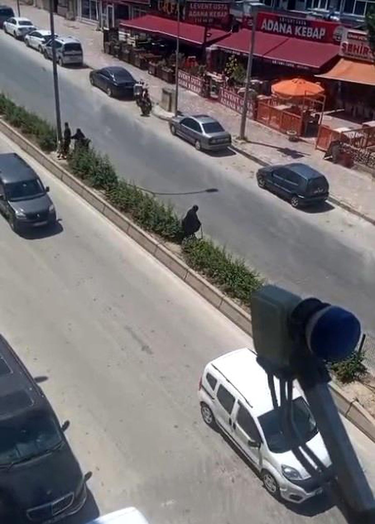 Yaşlı Kadın Refüjde Tehlikeli Anlar Yaşadı