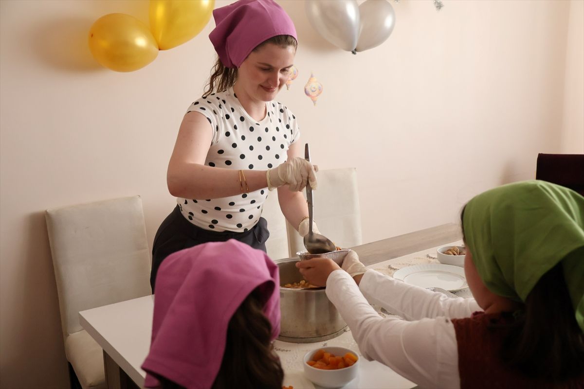 Çocuklar Aşure ile Dayanışma Geleneğini Yaşattı