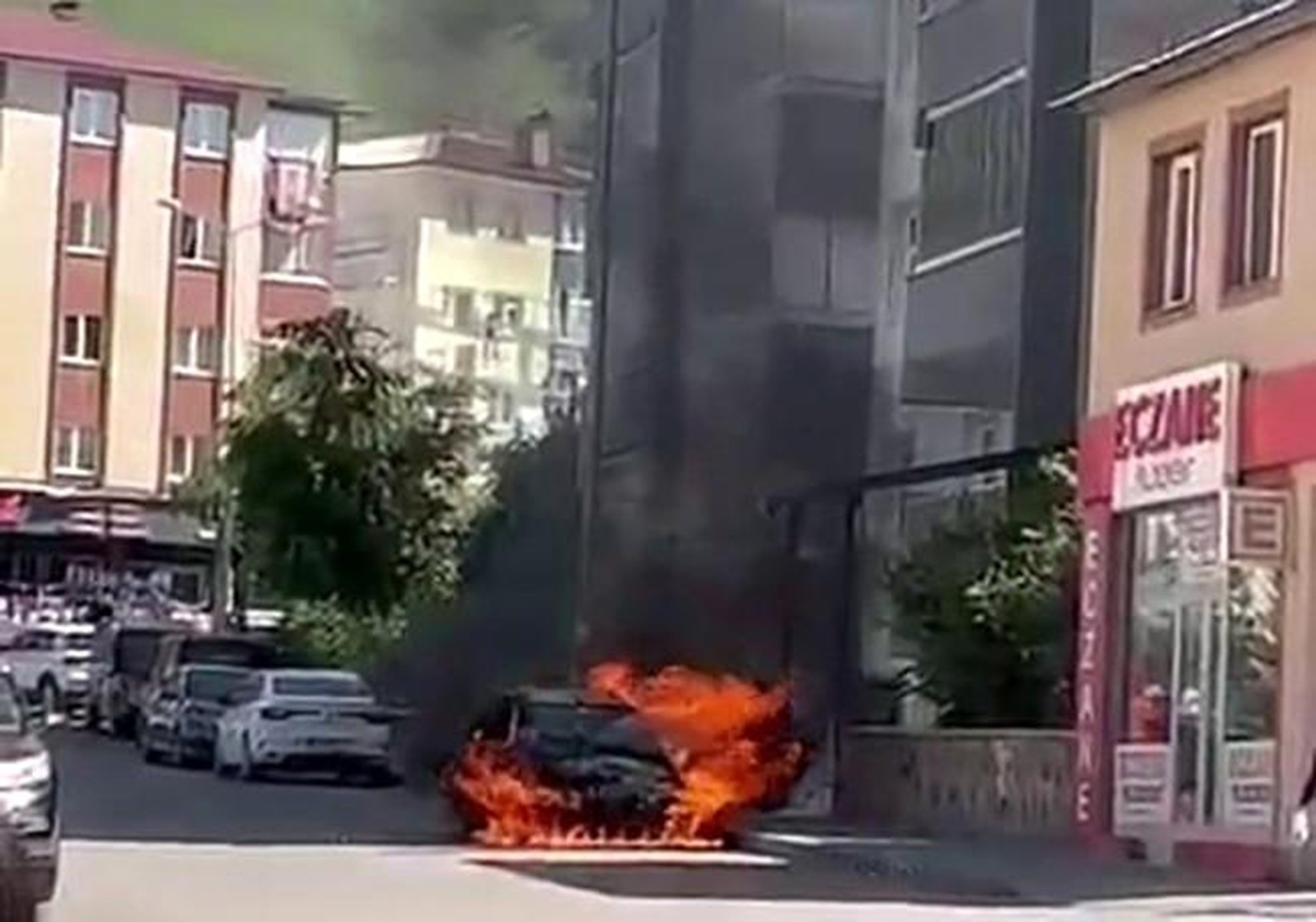 Erzurum\'da otomobil alev topuna döndü
