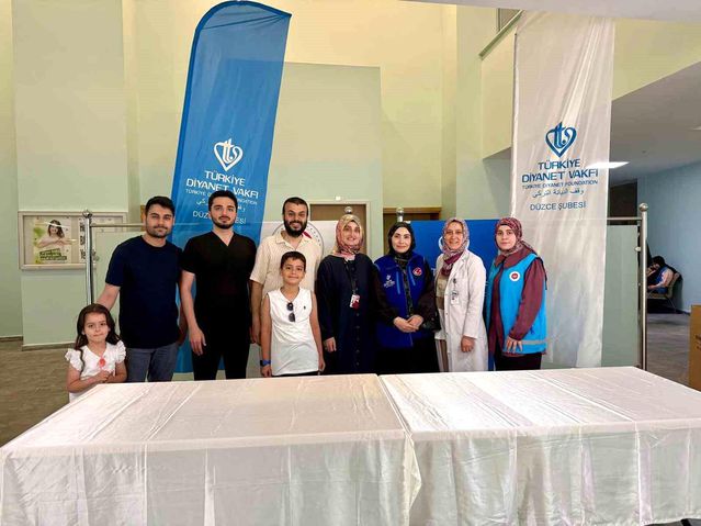 Düzce’de Hastane Personeline Aşure İkramı