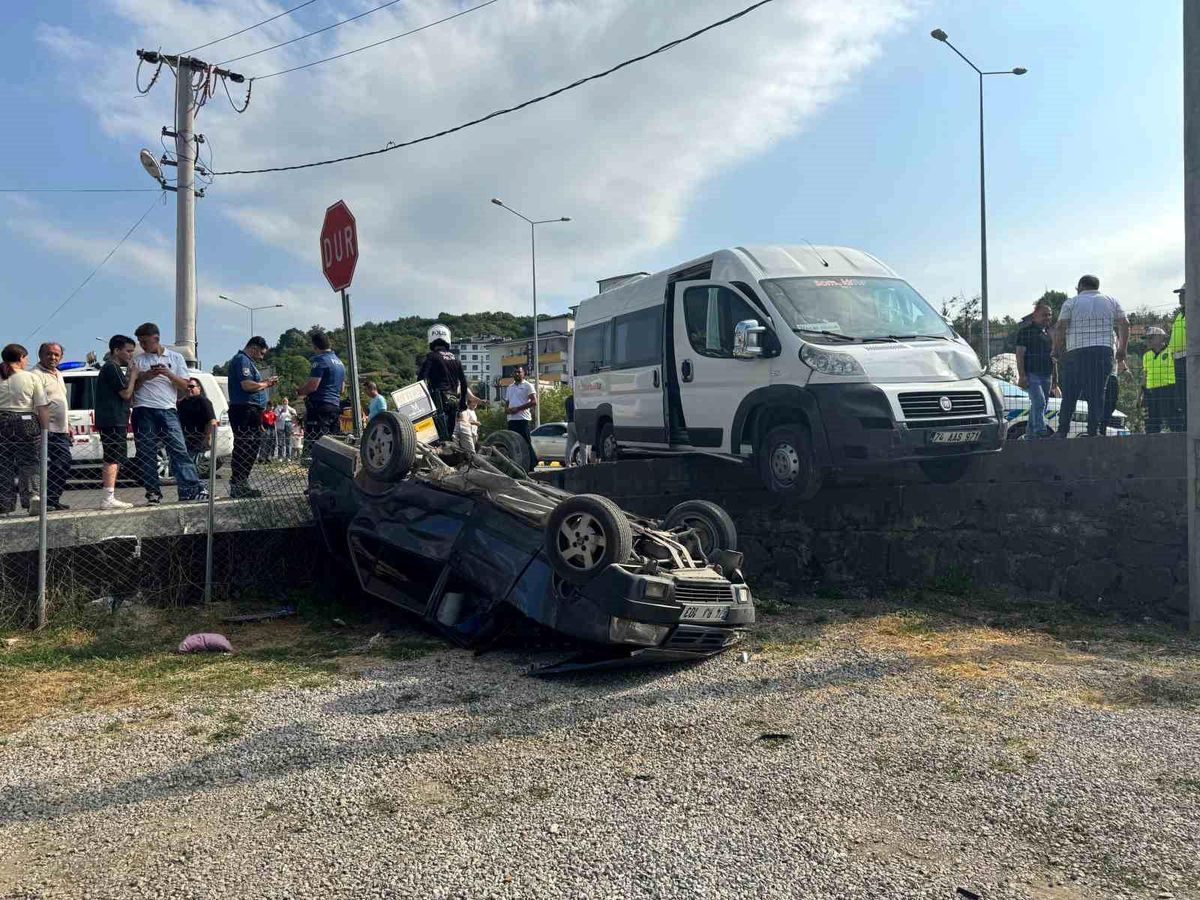 Bartın\'da işçi servisi kaza yaptı