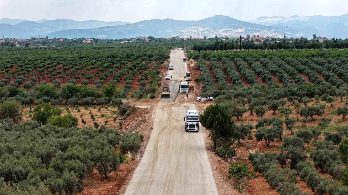 Karacasu\'da 20 kilometrelik yolda sathi kaplama çalışmaları başladı
