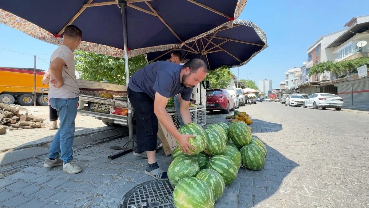 Sürücü Pazarcının Karpuzlarını Ezdi