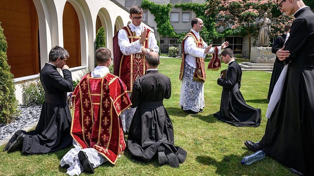 Papa’dan Onaysız Piskopos Ataması Krizi