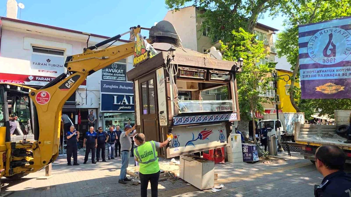 Kütahya\'da büfe krizi: Esnaf kendini çatıya zincirledi, polis ve zabıta eşliğinde büfeler kaldırıldı