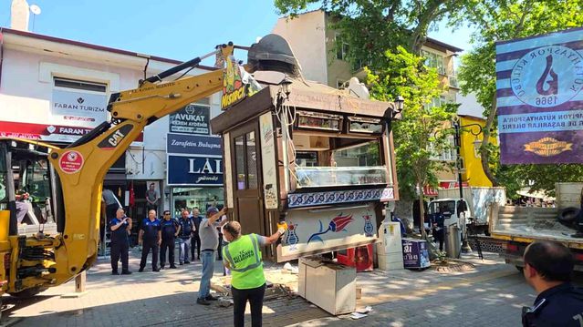 Kütahya’da büfe krizi: Esnaf kendini çatıya zincirledi, polis ve zabıta eşliğinde büfeler kaldırıldı