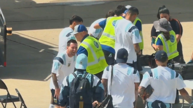 Messi'nin neden gülme krizine girdiği belli oldu! Takım arkadaşının valizinden çıktı