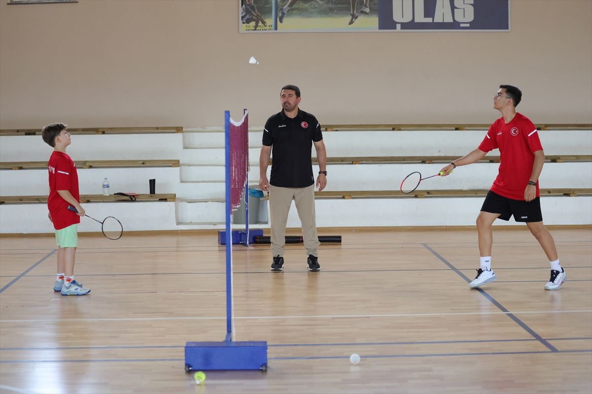Badminton Aşkıyla Yetişen Danacı Ailesi