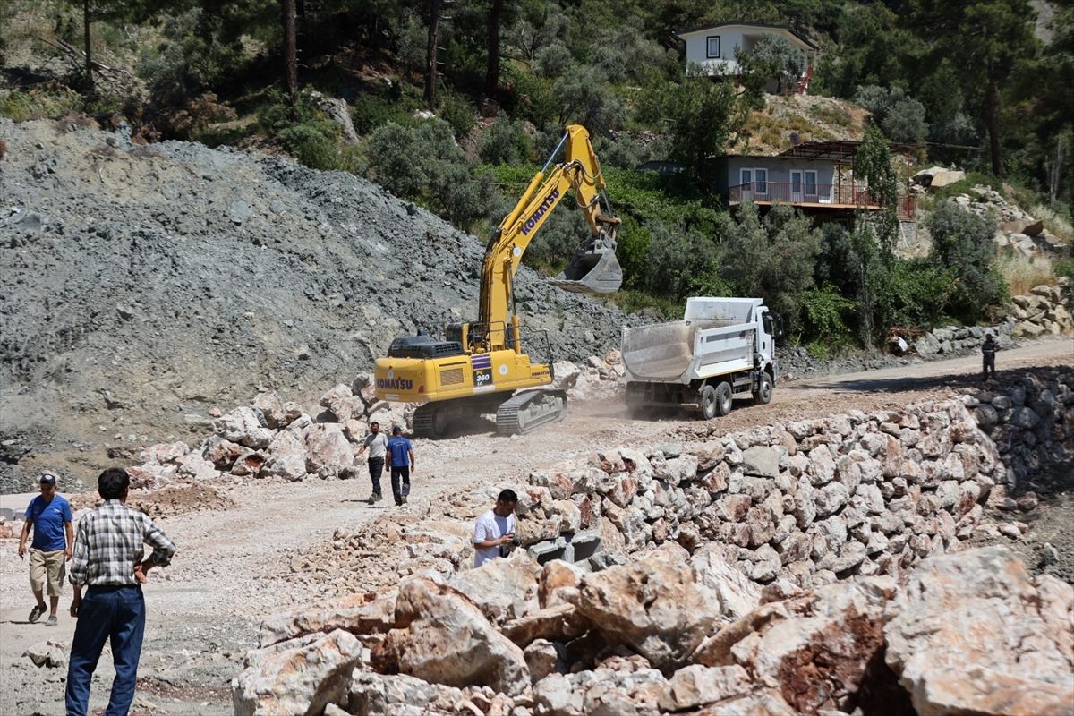 Heyelanla Kapanan Yol Yeniden Açılıyor