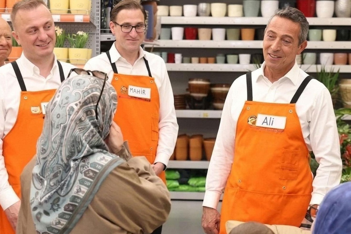 Önlüğünü kapan Ali Koç, tezgahın başına geçti