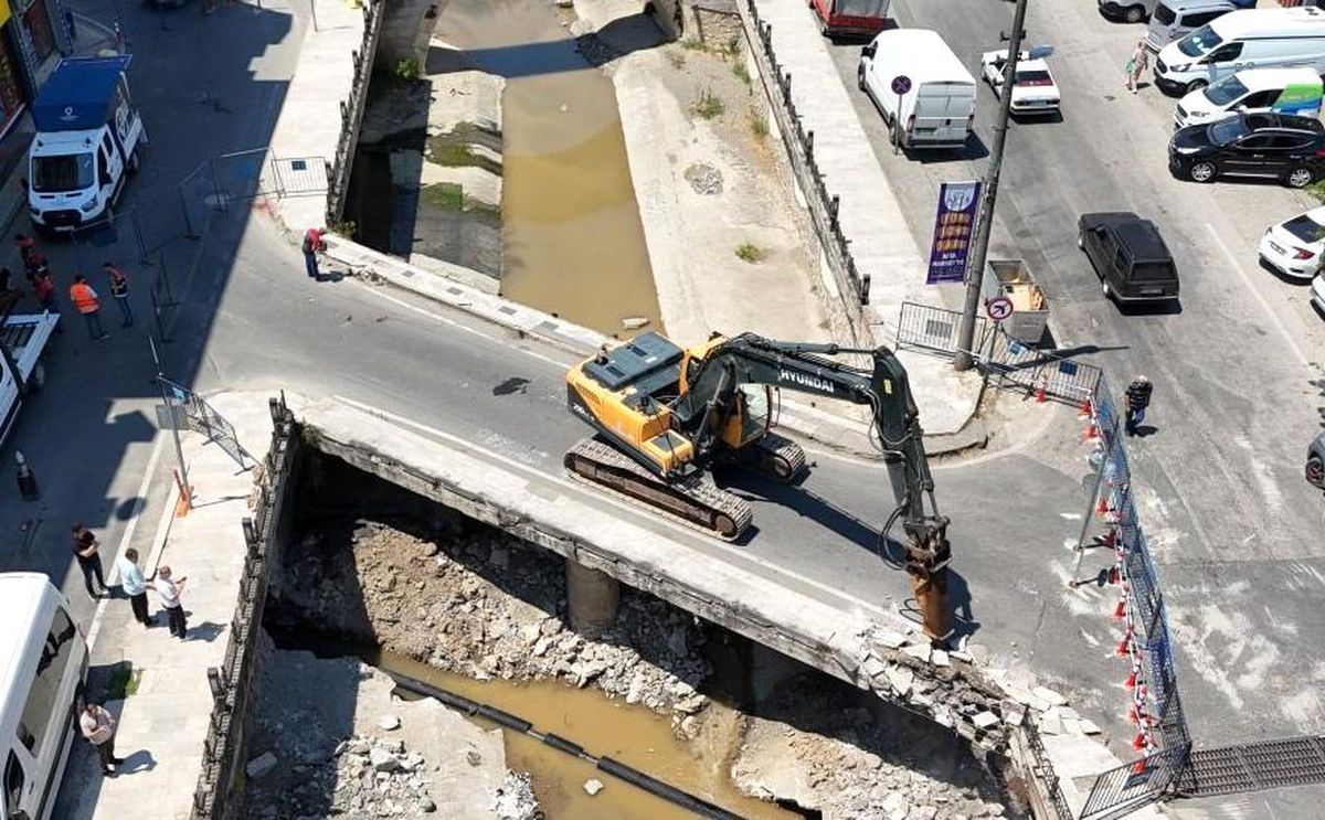 Ordu\'da sağanak sonrası taşkın riski bulunan derede güvenli köprü çalışması