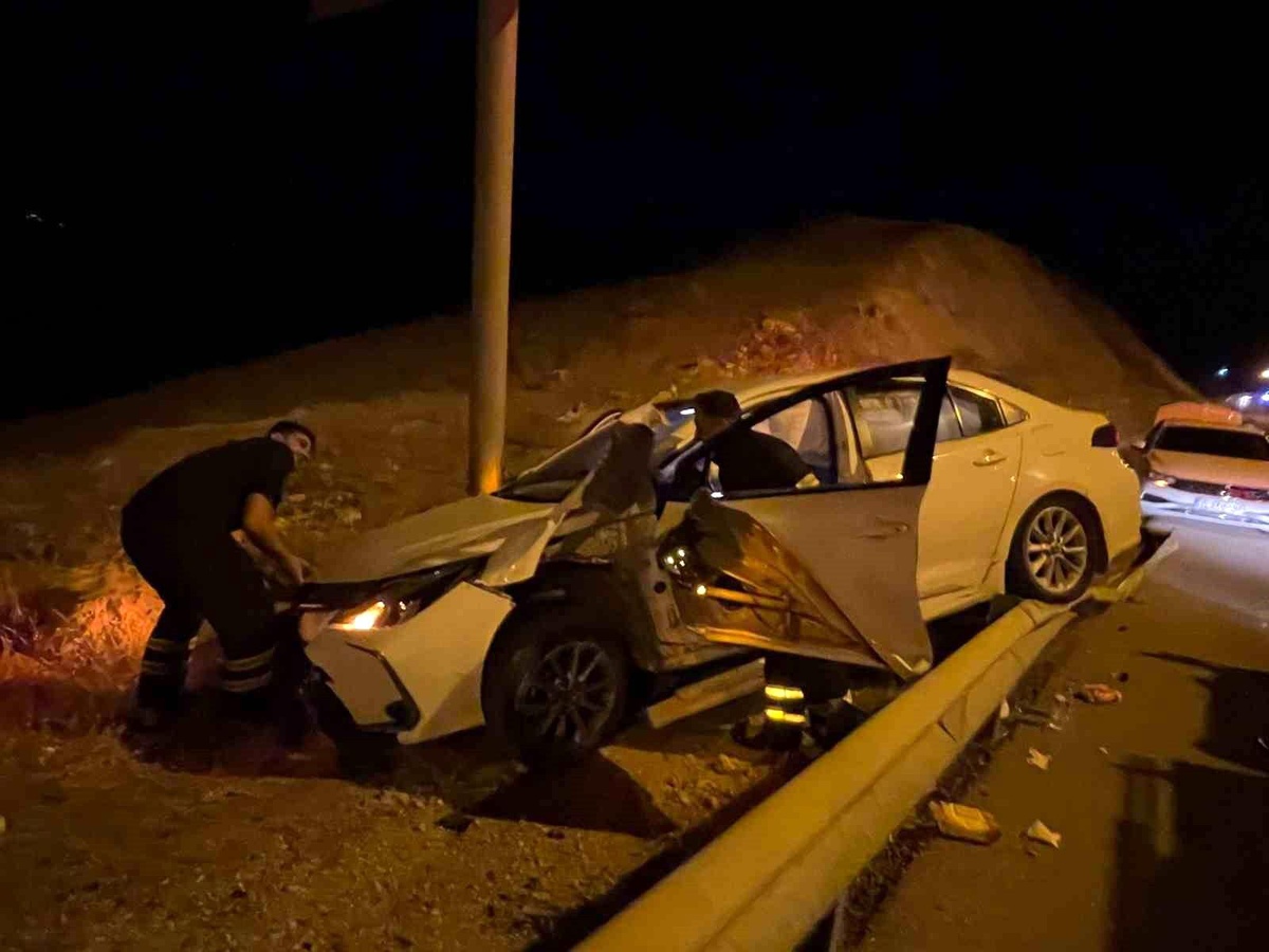 Siirt\'te bariyere çarpan otomobil alev aldı: 1 yaralı