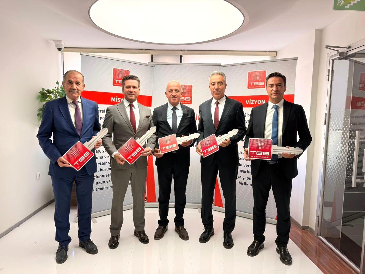 Tavas Belediyesine 22 tonluk yeni ekskavatör kazandırıldı