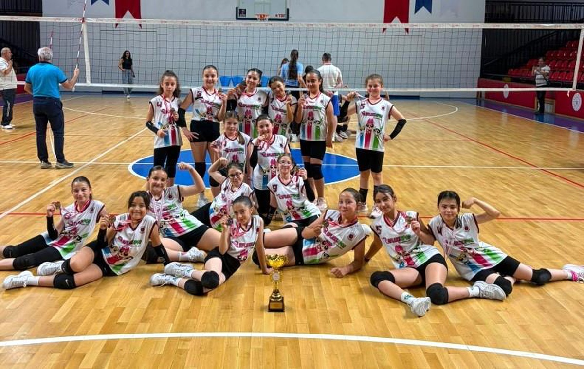 Tavşanlı Linyitspor Mini Kız Voleybolda Şampiyon