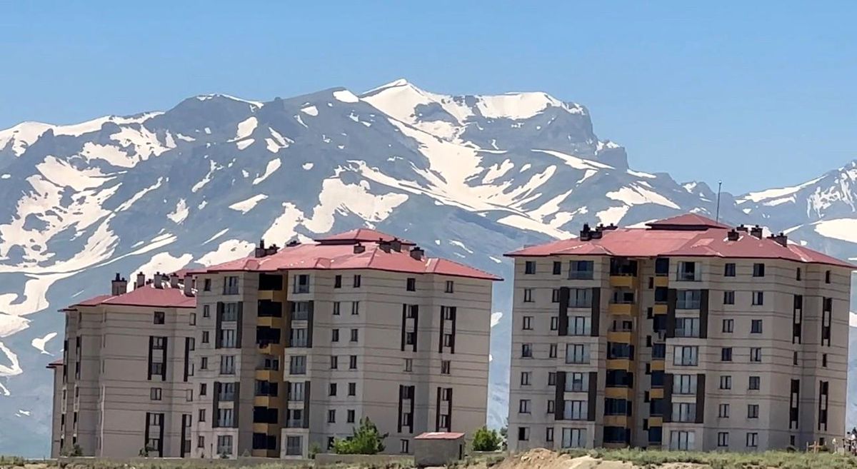 Hakkari\'nin Doğa Harikası: Kış ve Bahar Bir Arada