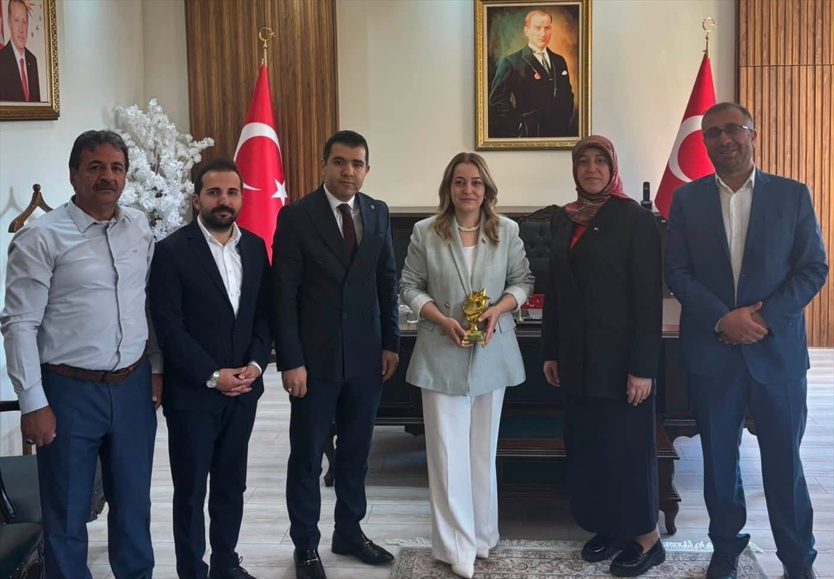 Kaymakam Tuğçe Yılmaz\'a Eğitim Plaketi