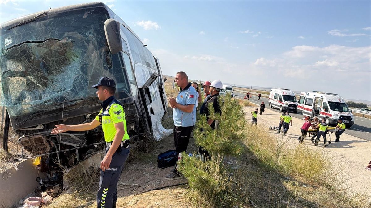 Aksaray\'da Otobüs Kazası: 19 Yaralı