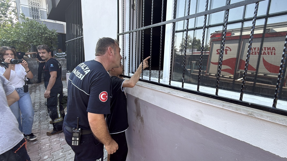 Antalya\'da Yangın: Zihinsel Engelli Çocuğa İtfaiye Yardımı