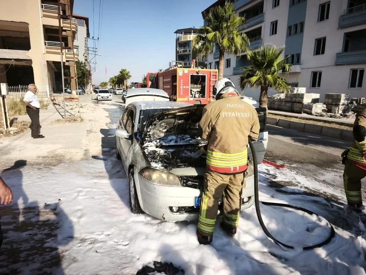 Hatay\'da Otomobil Yangını Kontrol Altına Alındı