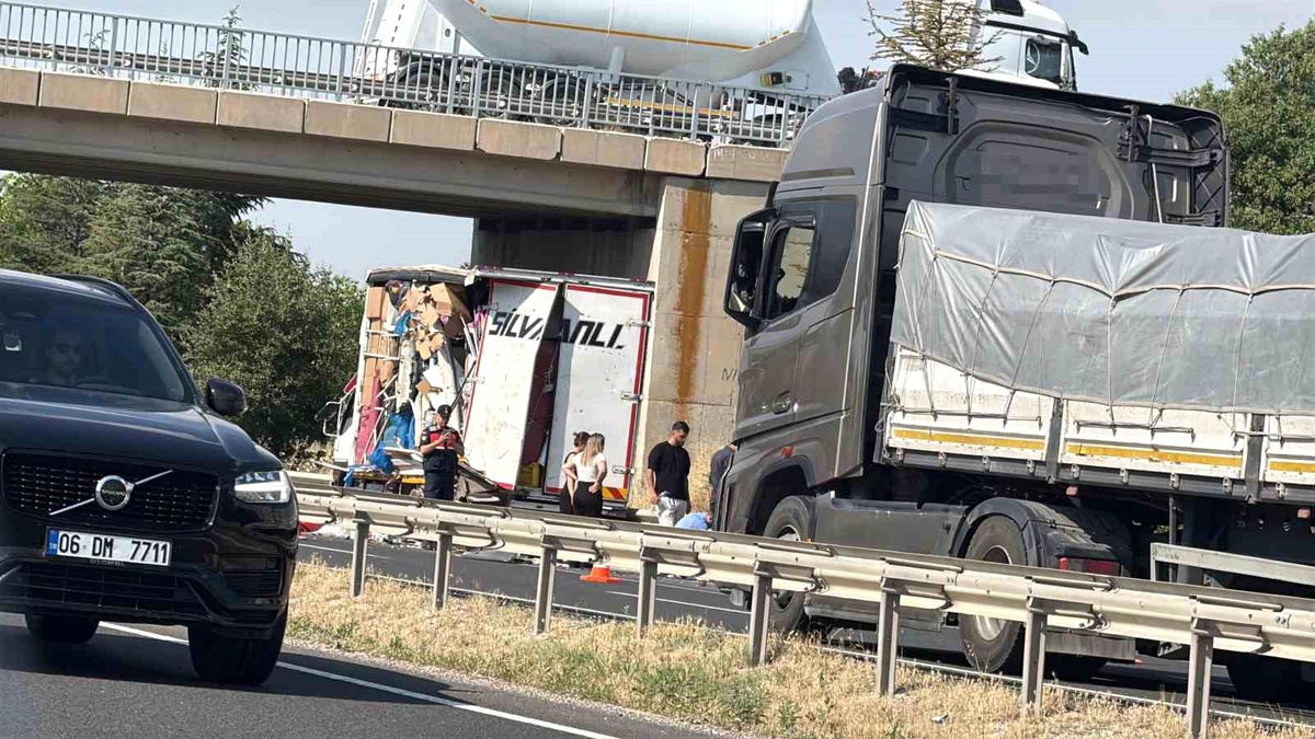 Eskişehir\'de Tır Kamyonete Çarptı, Sürücü Kaçtı