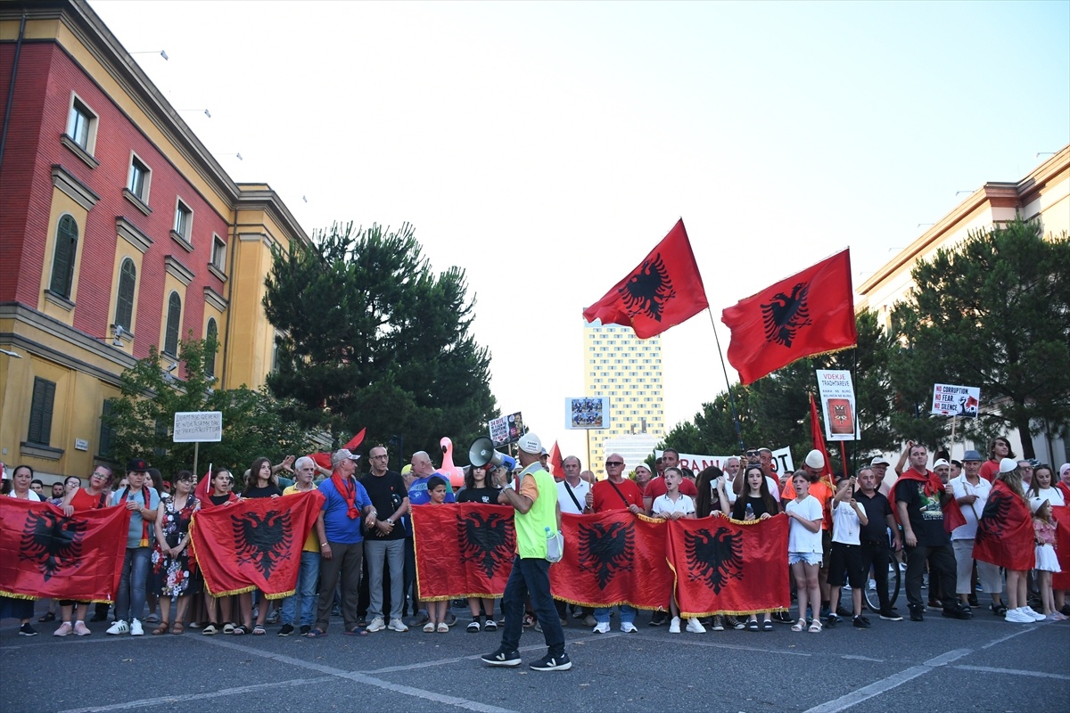 Arnavutluk\'ta Trump ailesine yakın turizm projesini protesto eden gösteriler 34. gününde
