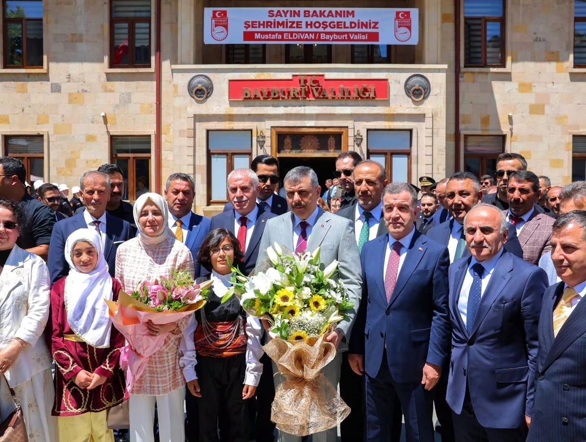Bakan Çiftçi Bayburt\'ta Vatandaş ve Esnafla Bir Araya Geldi