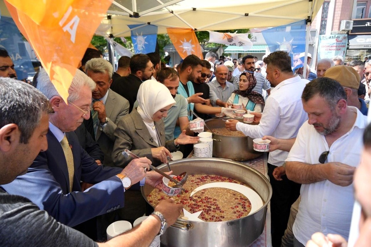 Bakan Göktaş Erzincan\'da Aşure İkramı Yaptı