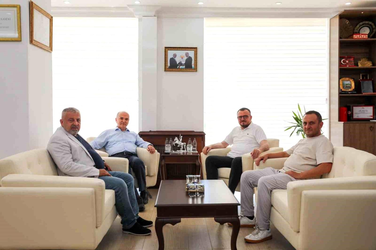 Başkan Faruk Özlü\'ye anlamlı ziyaret