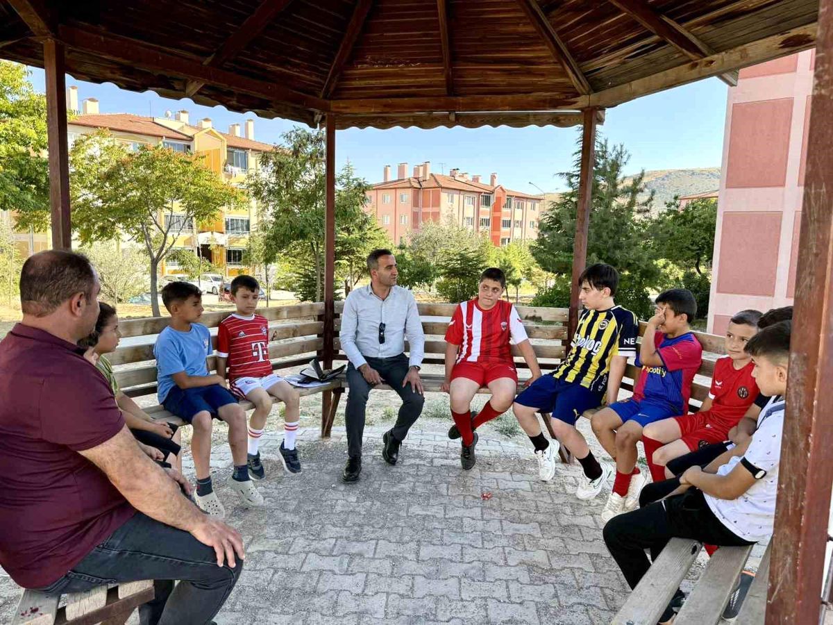 Başkan Ulutaş\'tan engelli vatandaşa akülü araç desteği, çocuklara ziyaret