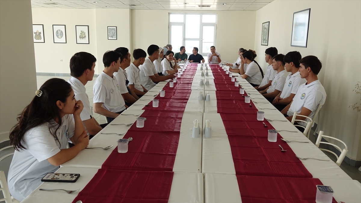 Özbek Öğrenciler Balıkesir\'de Eğitimde