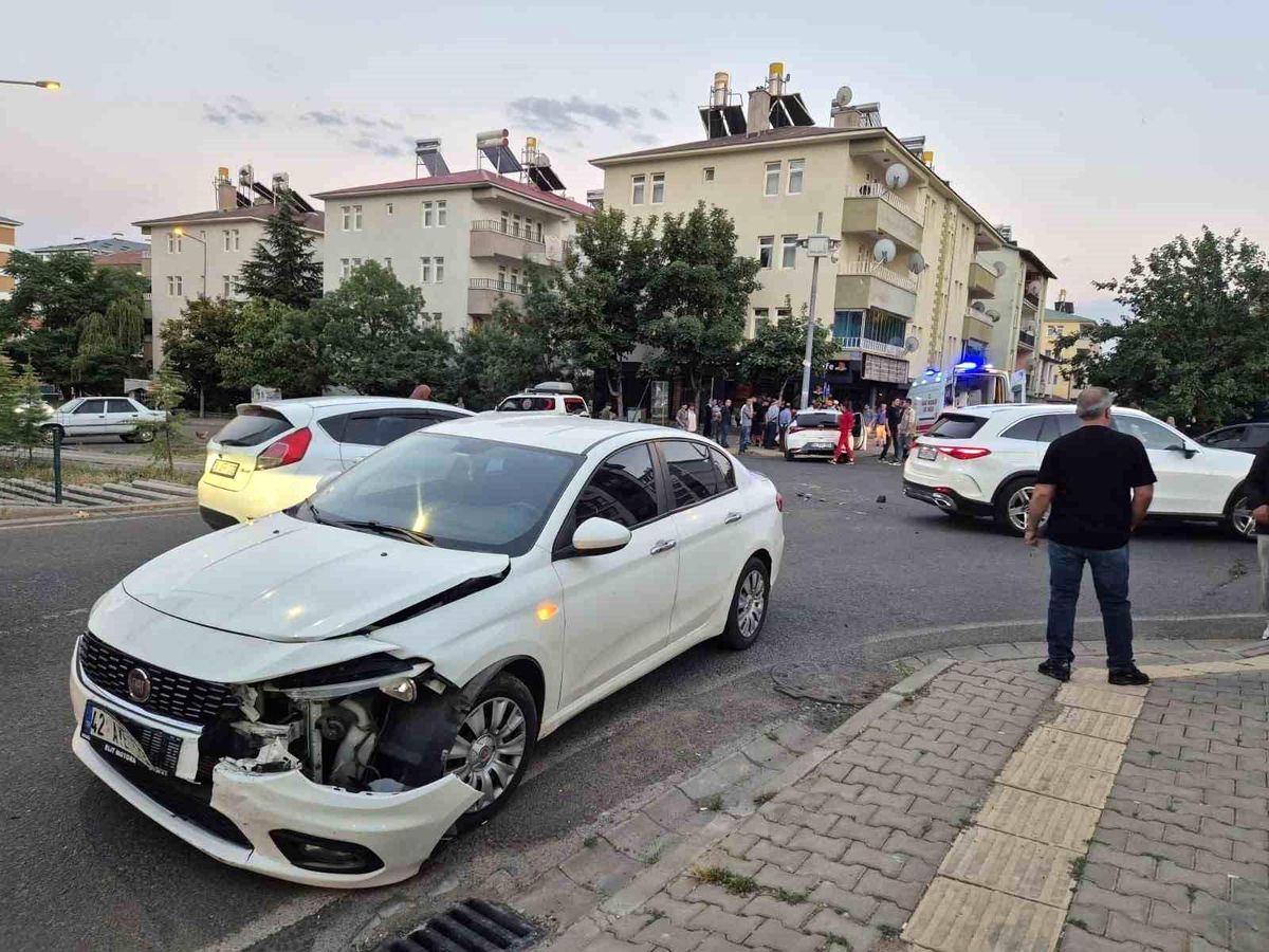 Bingöl\'de İki Araç Çarpıştı: 2 Yaralı