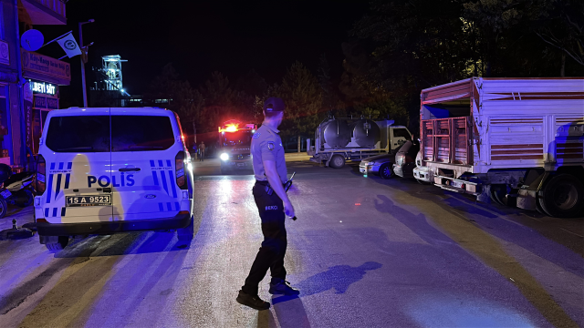 Burdur'da aracın içinde hareketsiz bulunan genç hastanede hayatını kaybetti