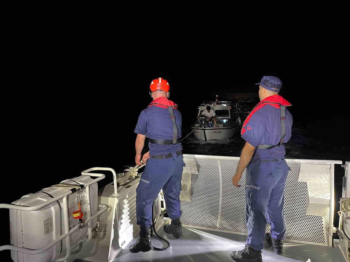 Çeşme\'de Motor Arızası: 3 Kişi Kurtarıldı