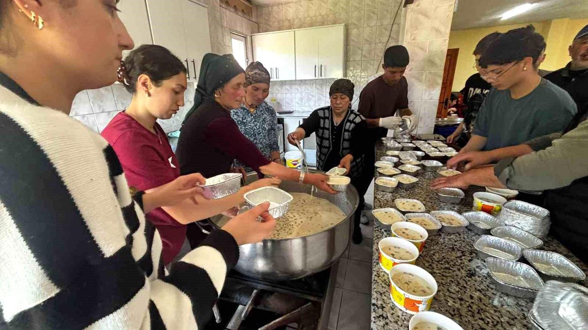 Seyitören Köyü\'nde Aşure Lokması Dağıtımı