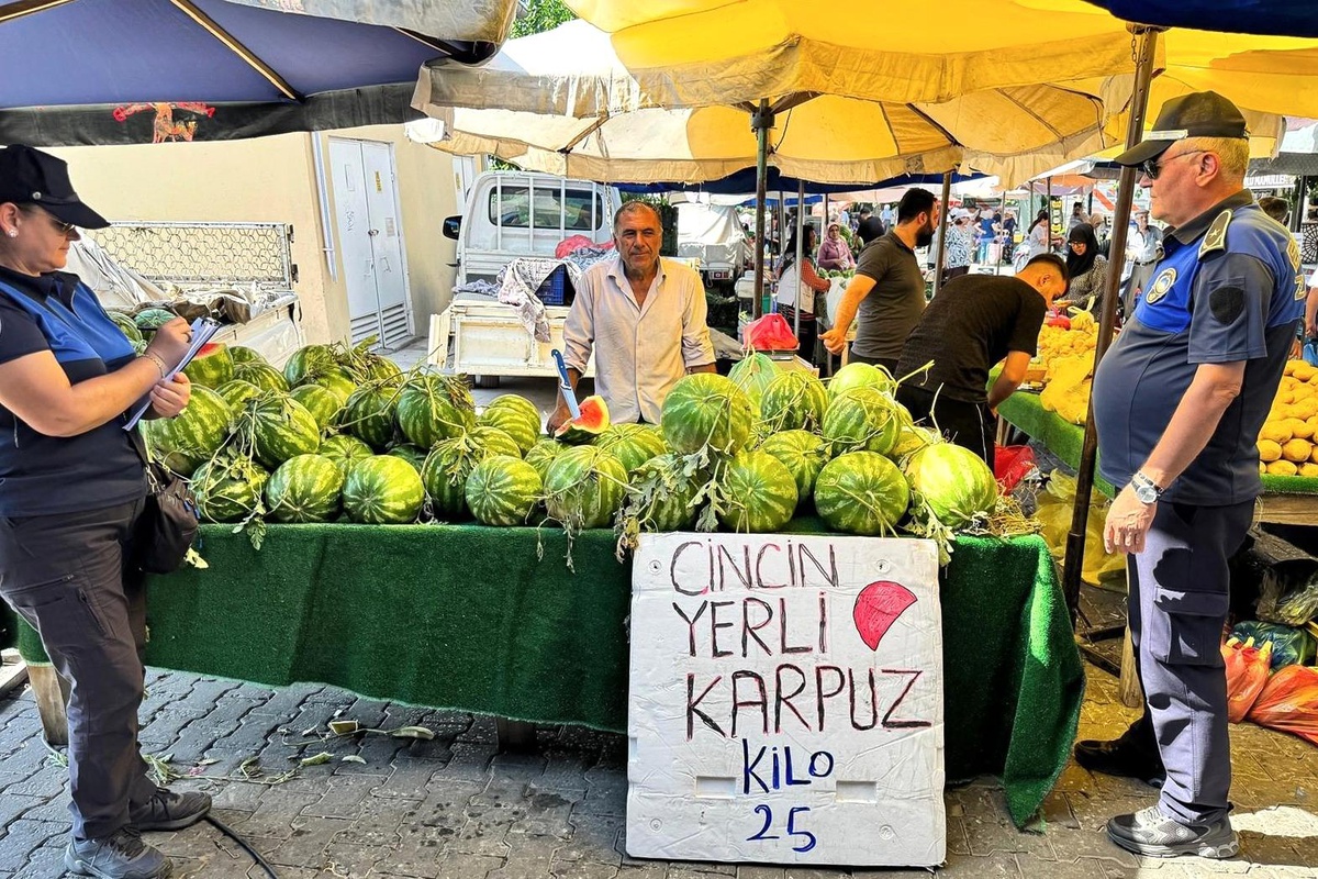 Efeler\'deki pazarlarda etiket ve fiyat denetimi yapıldı