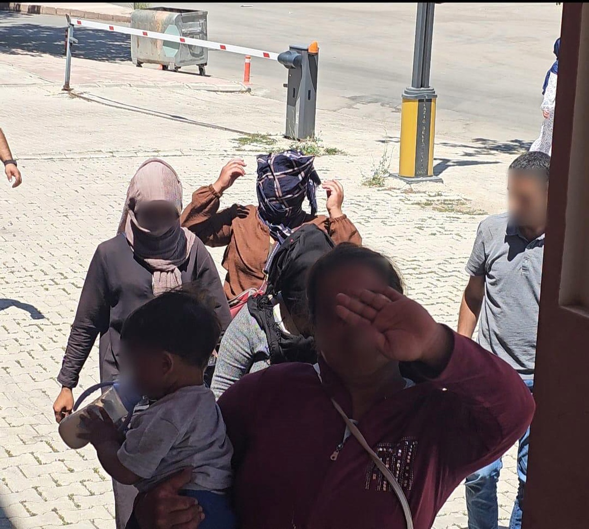 Elazığ\'da dilenci şebekesine operasyon: Kameralara el salladılar