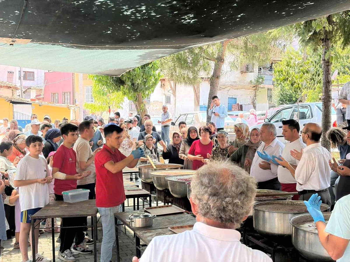 Güroluk Mahallesi\'nde Geleneksel Aşure Hayrı
