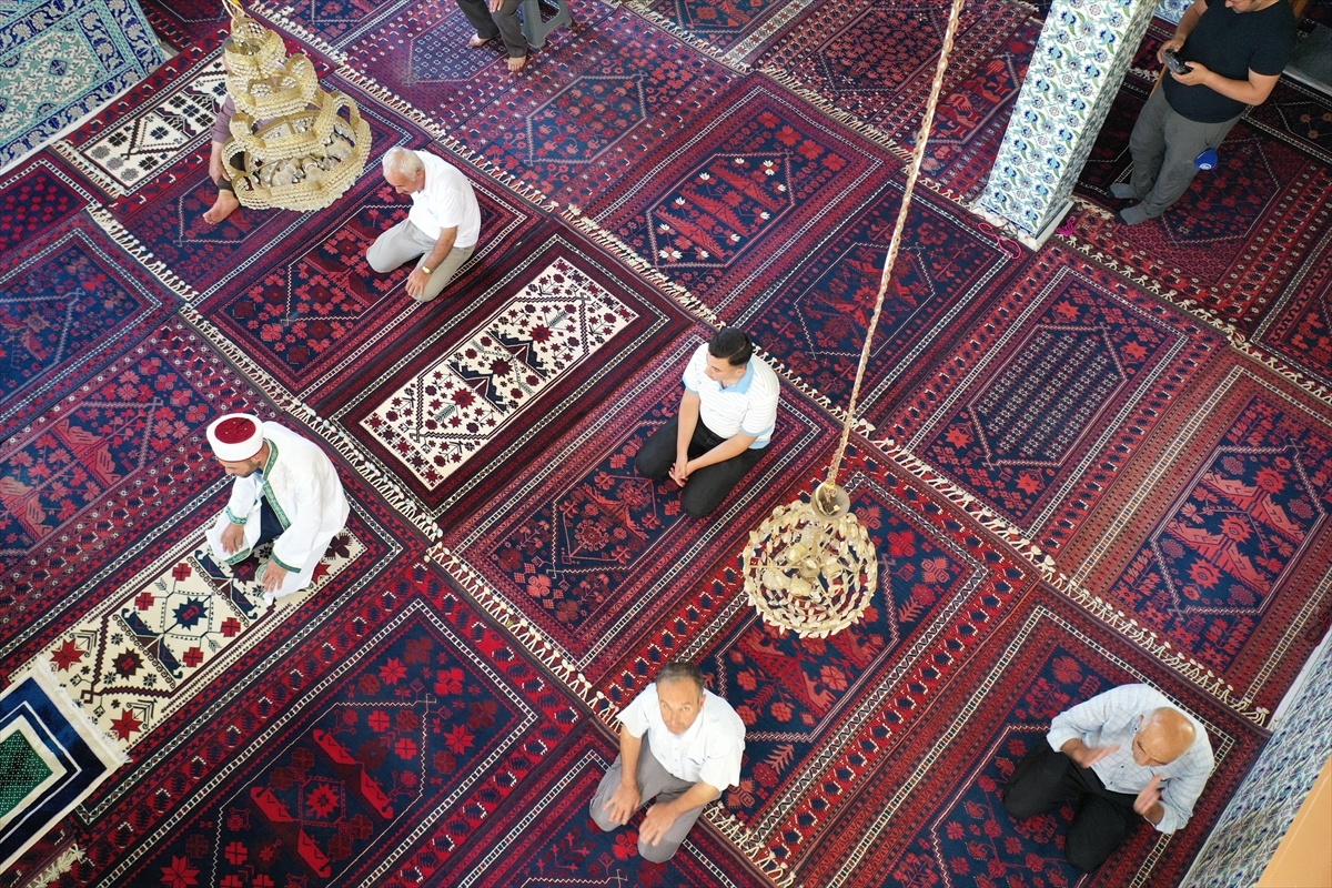 Yağcıbedir Halıları, Ölümlerin Ardından Camiye Bağışlanıyor