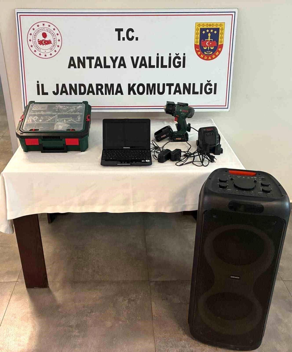 Döşemealtı\'nda Hırsız Şüphelisi Tutuklandı