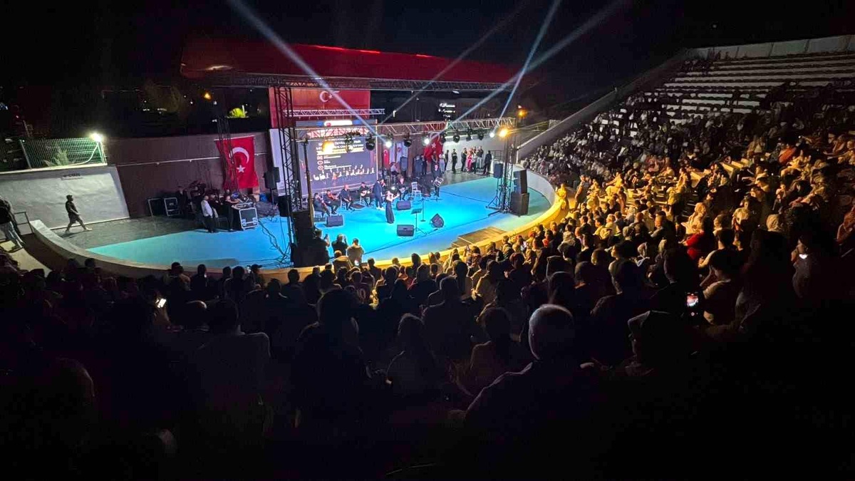 Kilis\'te Millet Bahçesi\'nde açık hava konserine yoğun ilgi