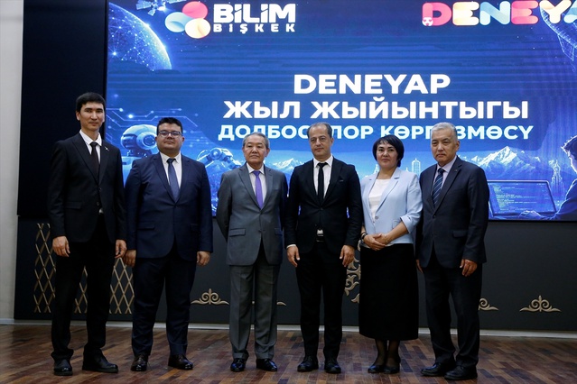 Kırgız öğrenciler Bilim Bişkek’te projelerini sergiledi