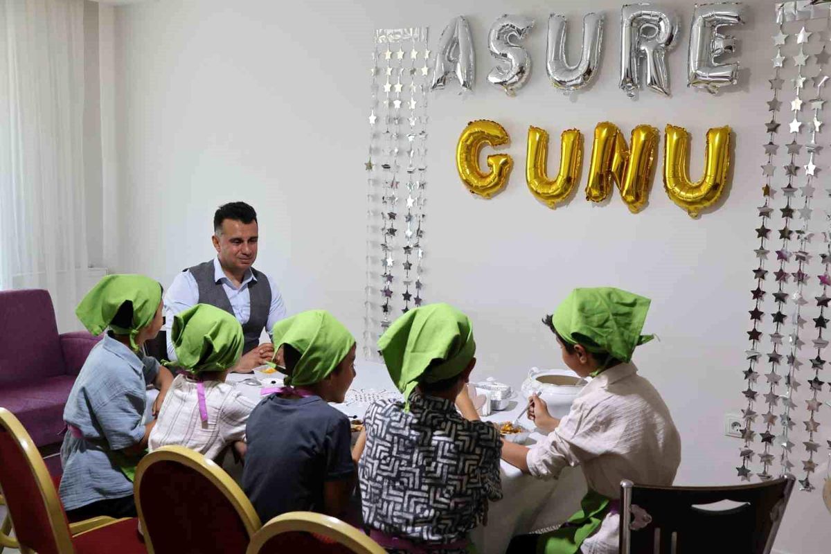 Çocuklar Aşure ile Dayanışma Geleneklerini Yaşatıyor